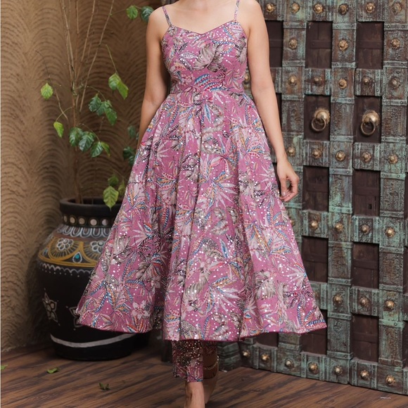 This is a beautiful Indian wear dress in size 10- or a medium size - Picture 2 of 4